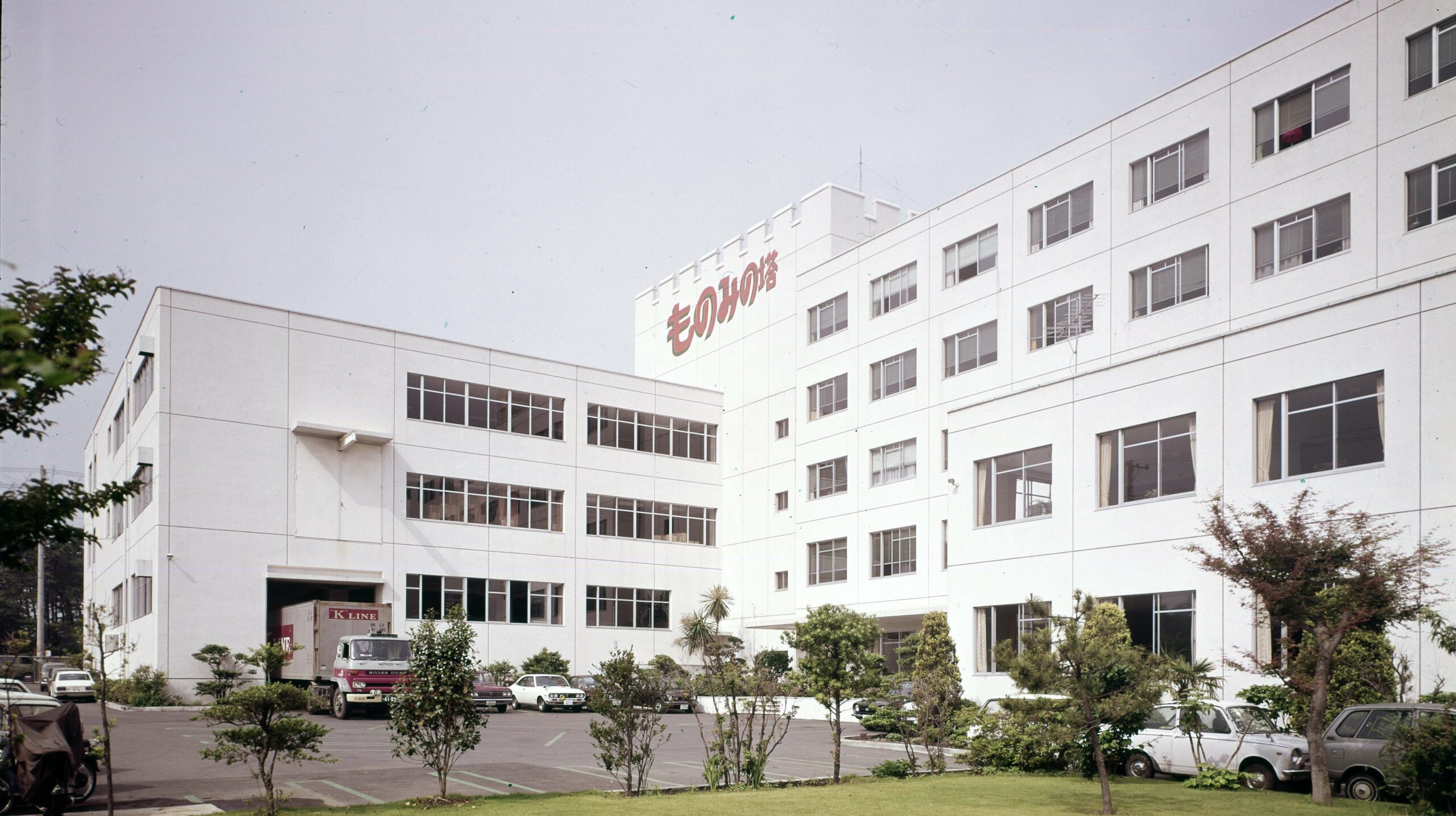a photo of a large white building